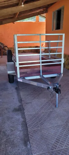 Vendo carretinha semi nova,foi usada apenas 4 vezes em 3 anos,(zerada)