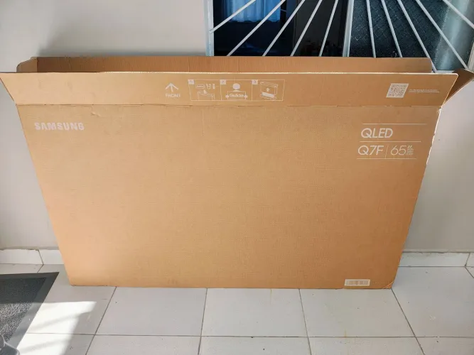 Caixa de papelão TV 65 polegadas