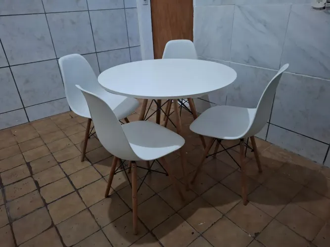 Vendo mesa com 4 cadriras, seme nova