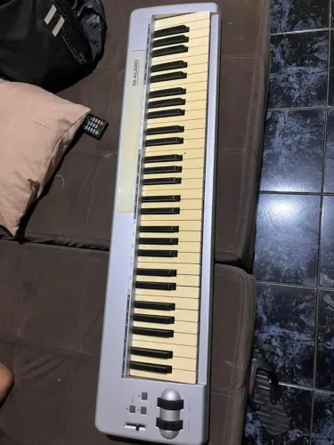 Teclado Controlador MIDI M-Audio Keystation 61es - 61 teclas