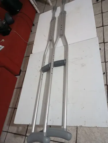 muletas axilares de alumínio, como as da Mercur