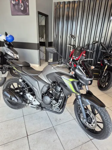 FZ25 seminova