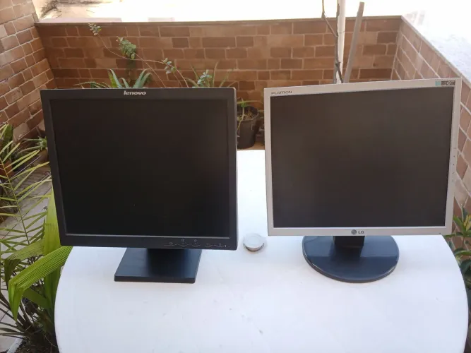 2 Monitores / LG e Lenovo / ambos funcionando, no estado.