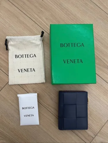 Carteira Bottega Veneta em couro azul marinho