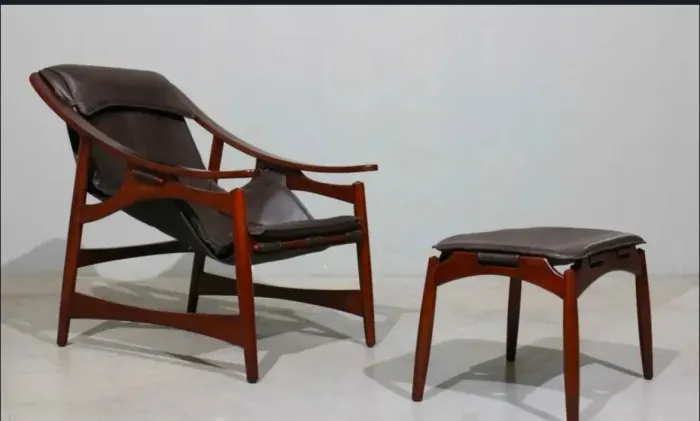 Poltrona Modernista em Madeira Maciça e Couro com Puff
