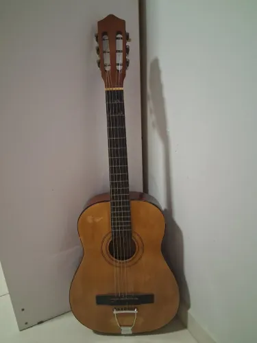 Vendo violão antigo usado, funcionando bem (precisa de reparos físicos)