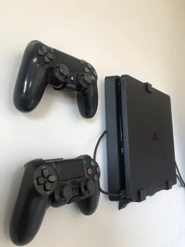PS4 Slim - 500gb - 2 Controles