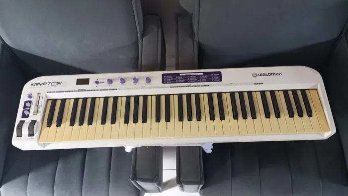 Teclado Controlador MIDI USB profissional seminovo