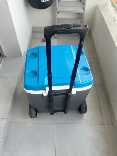 ? Caixa Térmica Igloo 60 Litros c/ Rodas - Conservação Superior!