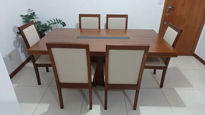 Mesa + 06 cadeiras + Aparador