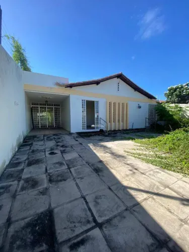 CASA COMERCIAL MEDINDO APROX 244M² NO BAIRRO PLANALTO COM 04 VAGAS DE GARAGEM COBERTAS.