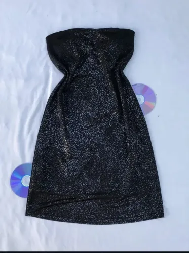 Vestido preto com bojo, possui forro por baixo