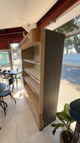 Prateleira expositora de mercearia