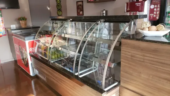 Balcão completo para Cafeteria / Padaria - 3 Expositores + Balcão em L com vitrine