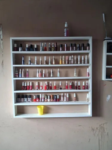 Vende - se 1 mesa de manicure com gaveta, e expositor de esmalte médio e um pequeno.
