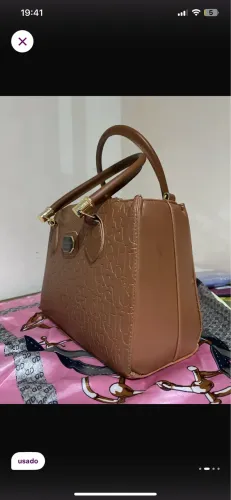 Bolsa (made in china) tom caramelado. 