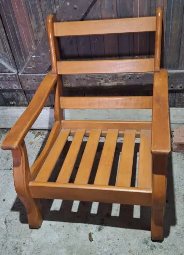 Sófa de madeira mácica em ótimo estado.