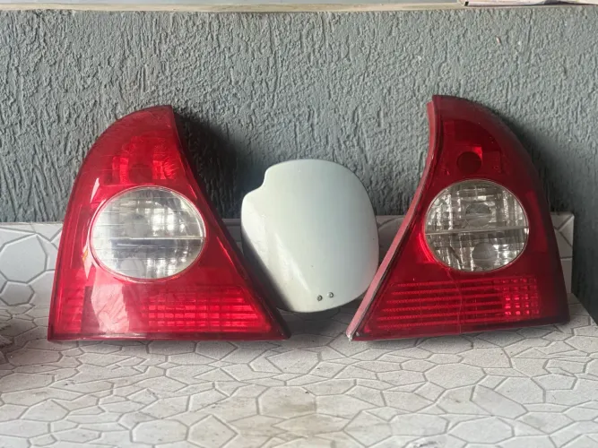 Lanternas traseira Clio e tampa de combustível 