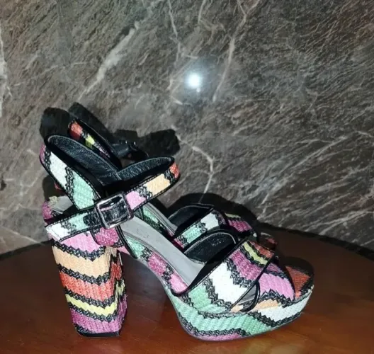 Sandálias 36 por R$50 Coloridas Treliça