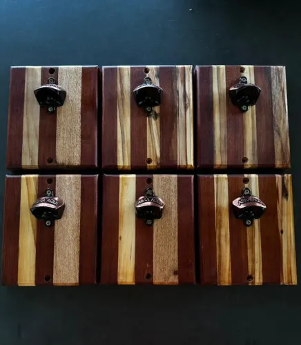 Abridor de garrafa de parede artesanal.