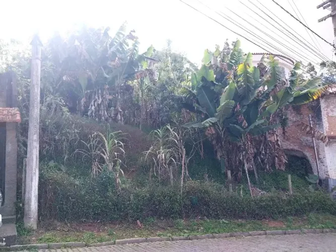 Vendo excelente terrenio com ótima localização e topografia. 400 metros quadrados