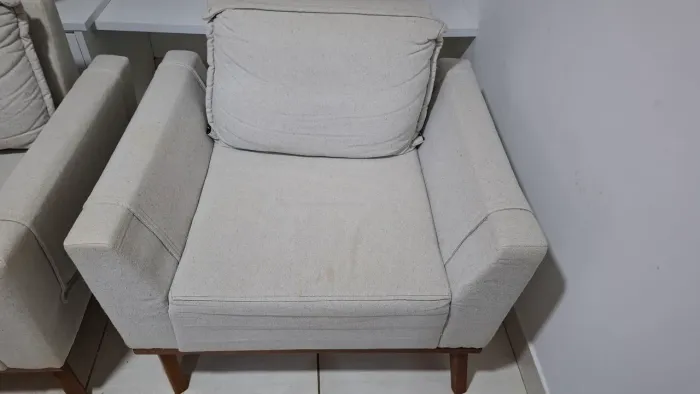 Vendo conjunto 2 poltronas usadas con pouco uso. Madeira maciça.Conprei na LAR SHOPPING 