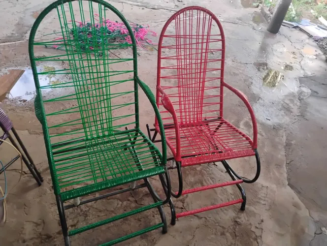 Vendo cadeira de balanço as duas por. 350