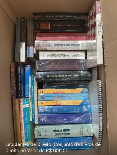 Conjunto de Livros de Direito.