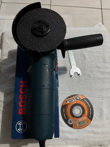 Esmerilhadeira e lixadeira Bosch profissional 710W C/ 2 discos de corte.
