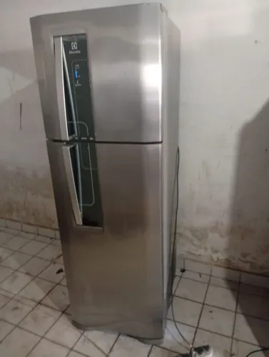 Geladeira Electrolux Frost Free inox gelando perfeitamente 