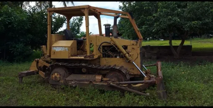 TRATOR DE ESTEIRAS D4 E SR