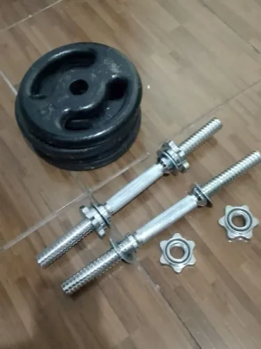 Vende-se 4 anilhas de 5 kg cada e 2 barras curta cromada com rosca