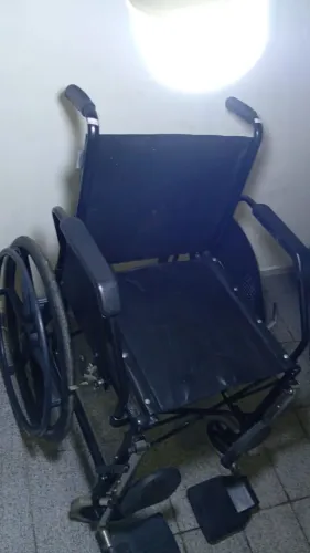 Cadeira de rodas para adultos