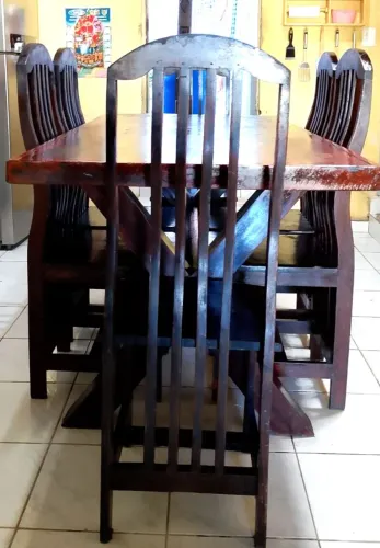 Mesa rústica com cadeiras.
