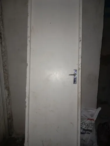 Vende se porta de banheiro com guarnição e fechadura em boas condições