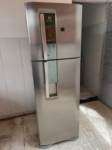 Geladeira electrolux Frost free inox 380L - Gela, mas precisa de reparo