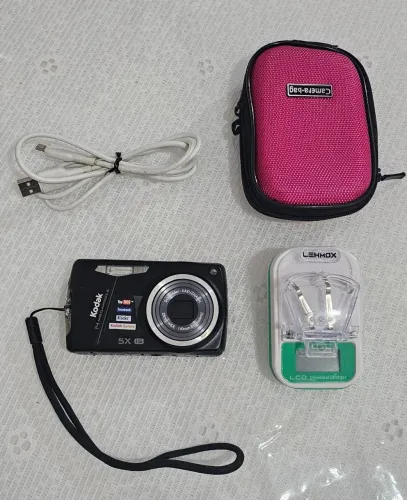Câmera Digital Kodak EasyShare M575 (14 Megapixels e Zoom Ótico de 5x)