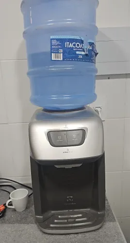 Bebedouro Electrolux com Garrafão de agua