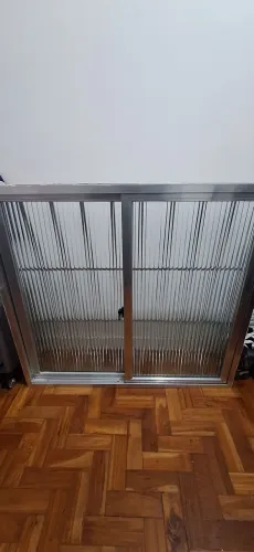 Janela de Alumínio com Vidro e Grade 1,10x1,20 ideal para a segurança de sua residência.