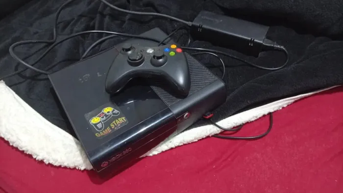 Vendo ou troco Xbox 360 com 80 jogos no pen drive