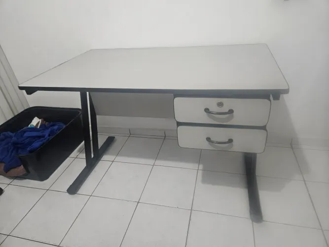 Mesa de escritório com duas gavetas em Mdf e pés de ferro
