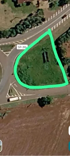 Alugo terreno área livre de frente rodovia sp316.