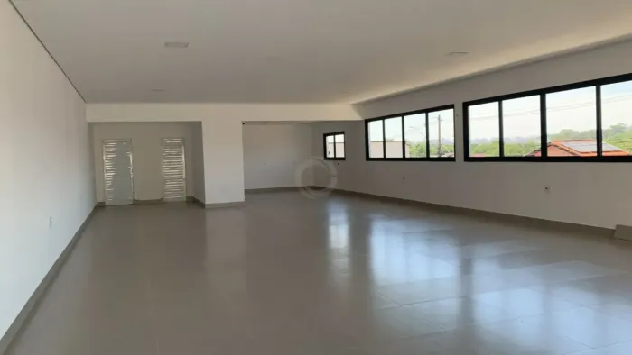 Sala moderna e bem iluminada para locação em ótima localização