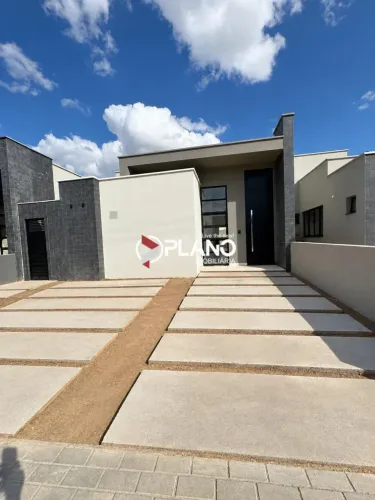 ALUGO EXCELENTE CASA COM 3 SUÍTES NO CONDOMÍNIO ESSENZA