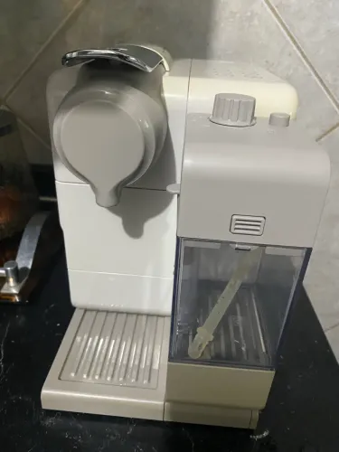 Cafeteira Nespresso Latissima