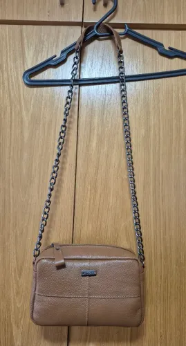 Bolsa de ombro pequena, mas que cabe c tudo. Em couro legítimo e sem uso. Cor caramelo