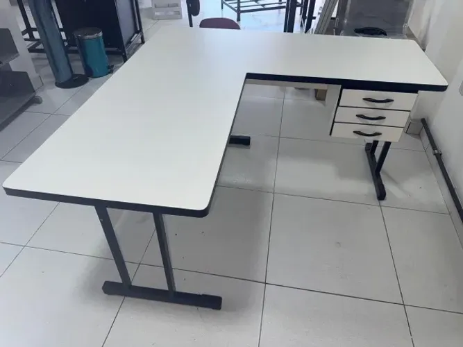 Mesa para escritório em L