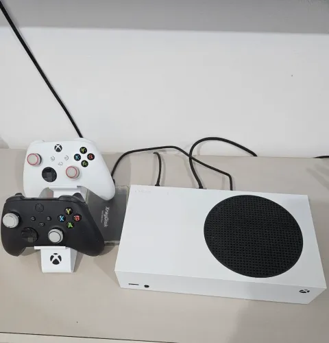 Xbox series S com 2 controles