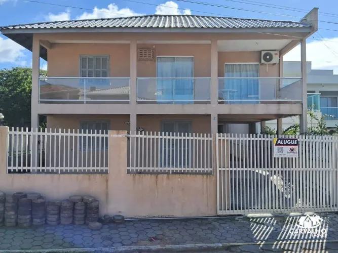 Casa Mobiliada a 100 metros da praia com 4 dormitórios para locação anual em Itajuba - Bar