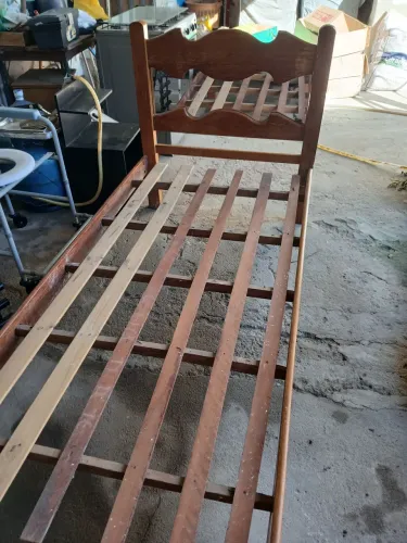 Cama solteiro de madeira com espelho